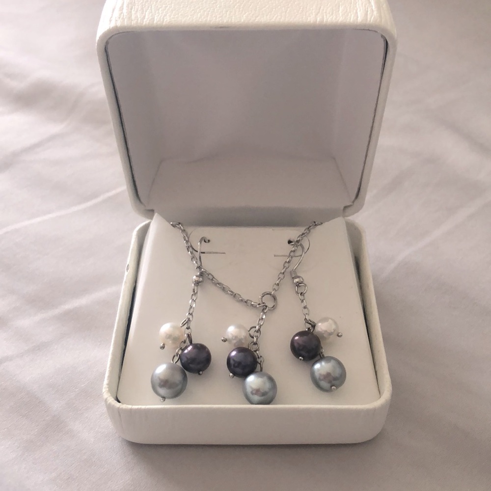 Earring and necklace set